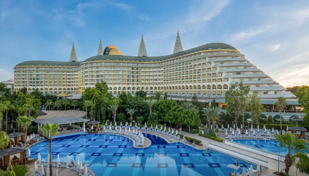Delphin Imperial 3 caption 5