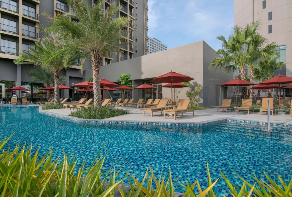 Mercure Pattaya Ocean Resort hotel 8 swimming pool 5th floor